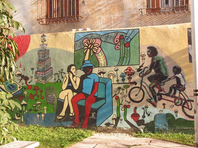 Вот так разрисовывают дома в Гаване :)