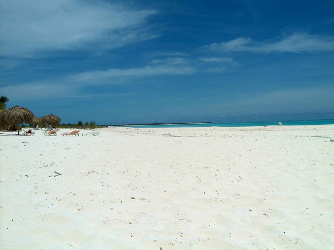 Пляж Русалок с ослепительно белым песком