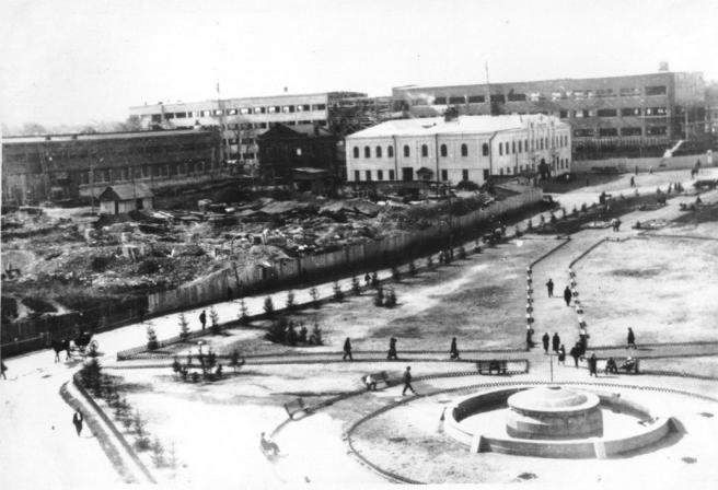 Сквер на площади Революции. Вдали здание Горсовета - 1930 гг