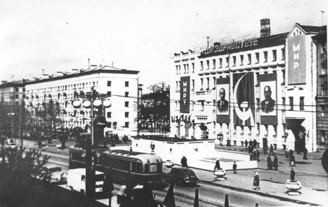 Праздничная площадь Ленина