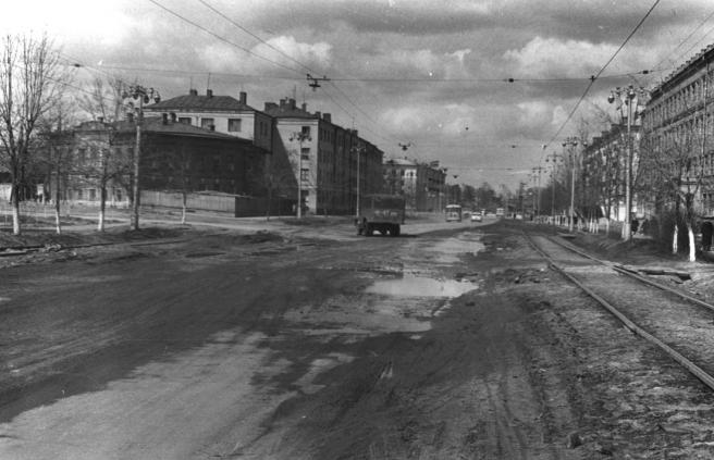 Проспект Ленина. Дорога в Минеево. Справа учебный корпус ИвПИ (ныне ИвГУ) и дом с магазином 