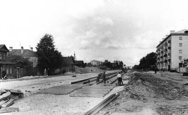 Укладка трамвайных путей на улице Ф. Энгельса. Слева ныне Дом быта - 1965 год