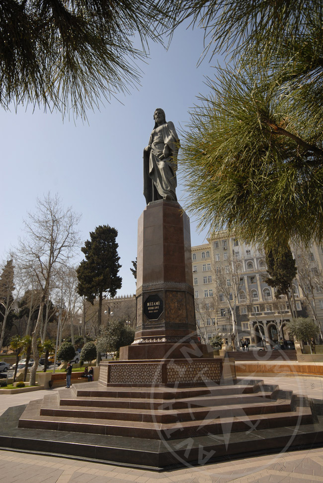 Парк и памятник Низами Гянджеви в Баку - фото